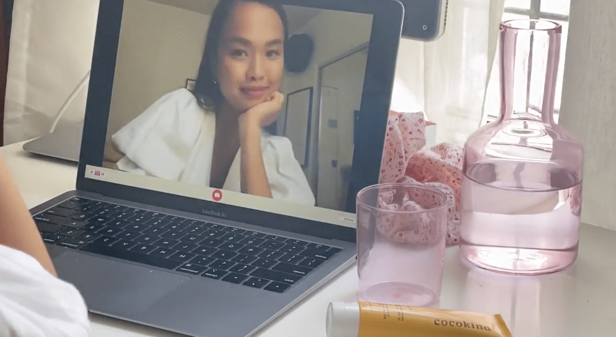 how blue light affects your skin - cocokind