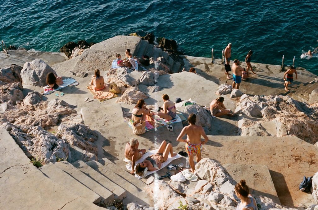 4 skincare essentials to take to the beach - cocokind